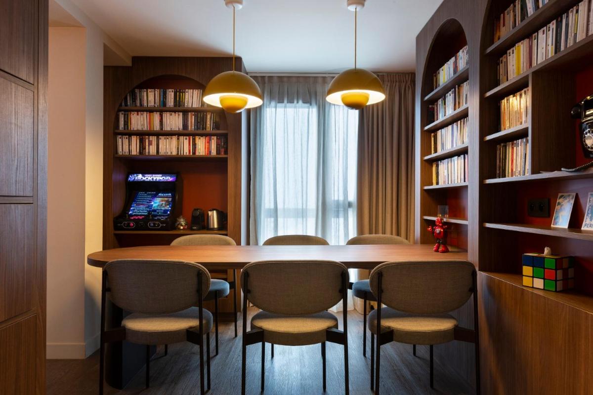 Télévision ou salle de divertissement dans l'établissement RockyPop Flaine Hotel & Spa