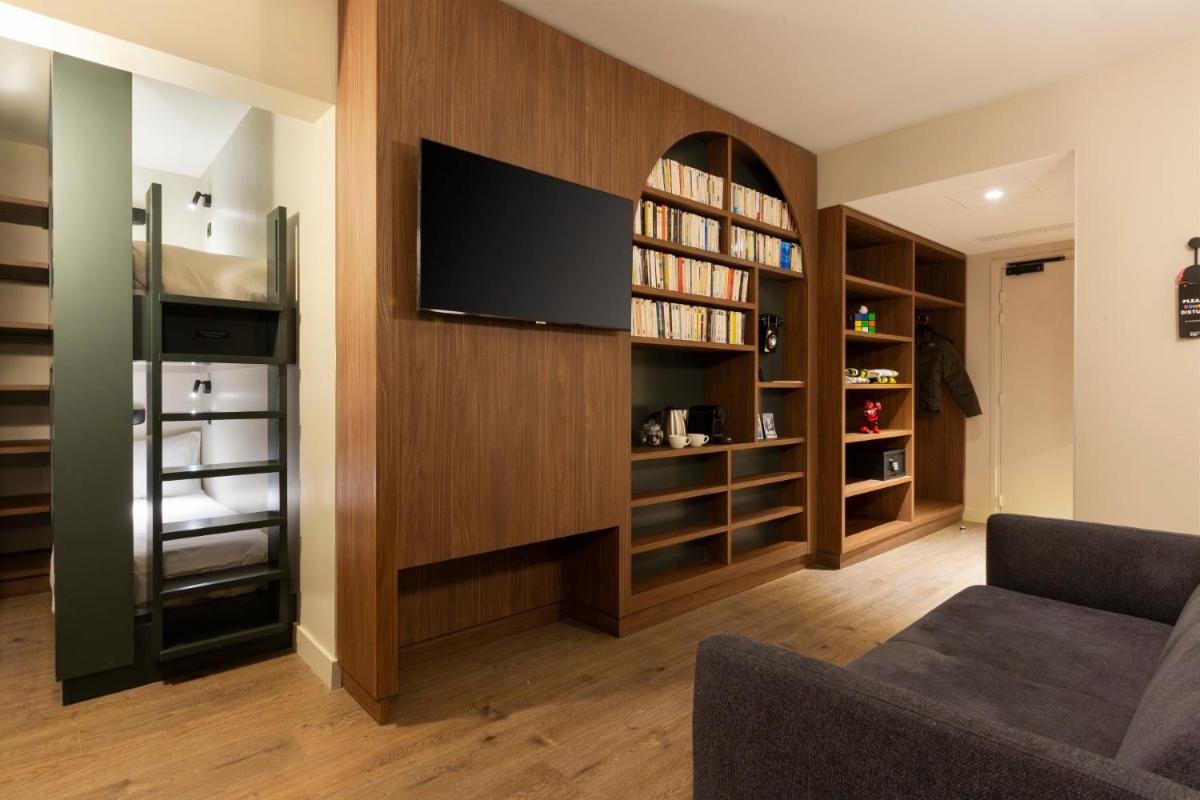 Bibliothèque dans l'hôtel