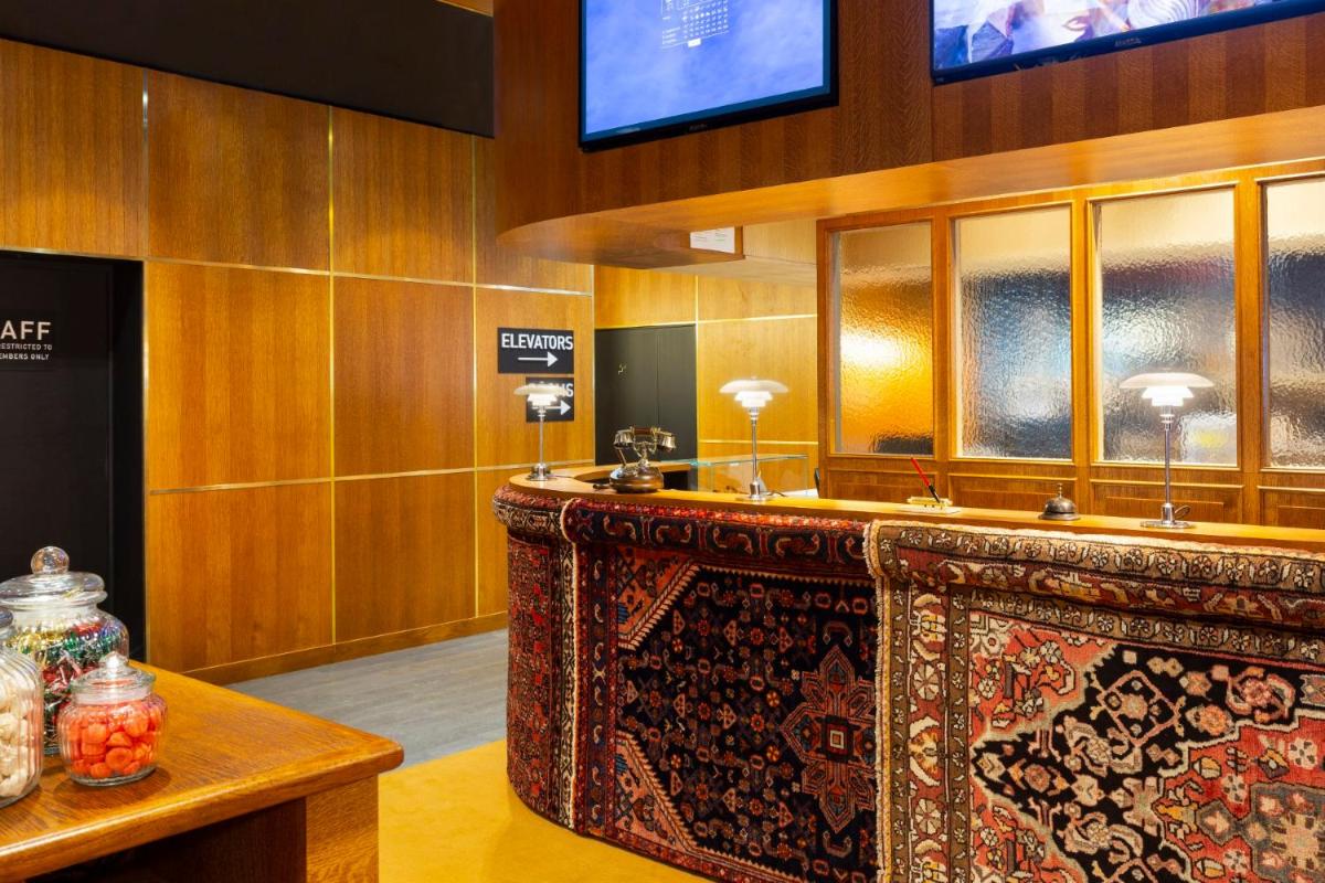 Télévision ou salle de divertissement dans l'établissement RockyPop Flaine Hotel & Spa