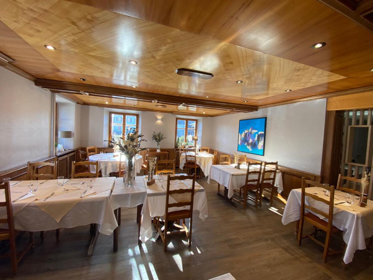 Restaurant ou autre lieu de restauration dans l'établissement Logis Hôtel Restaurant Au Lion Rouge