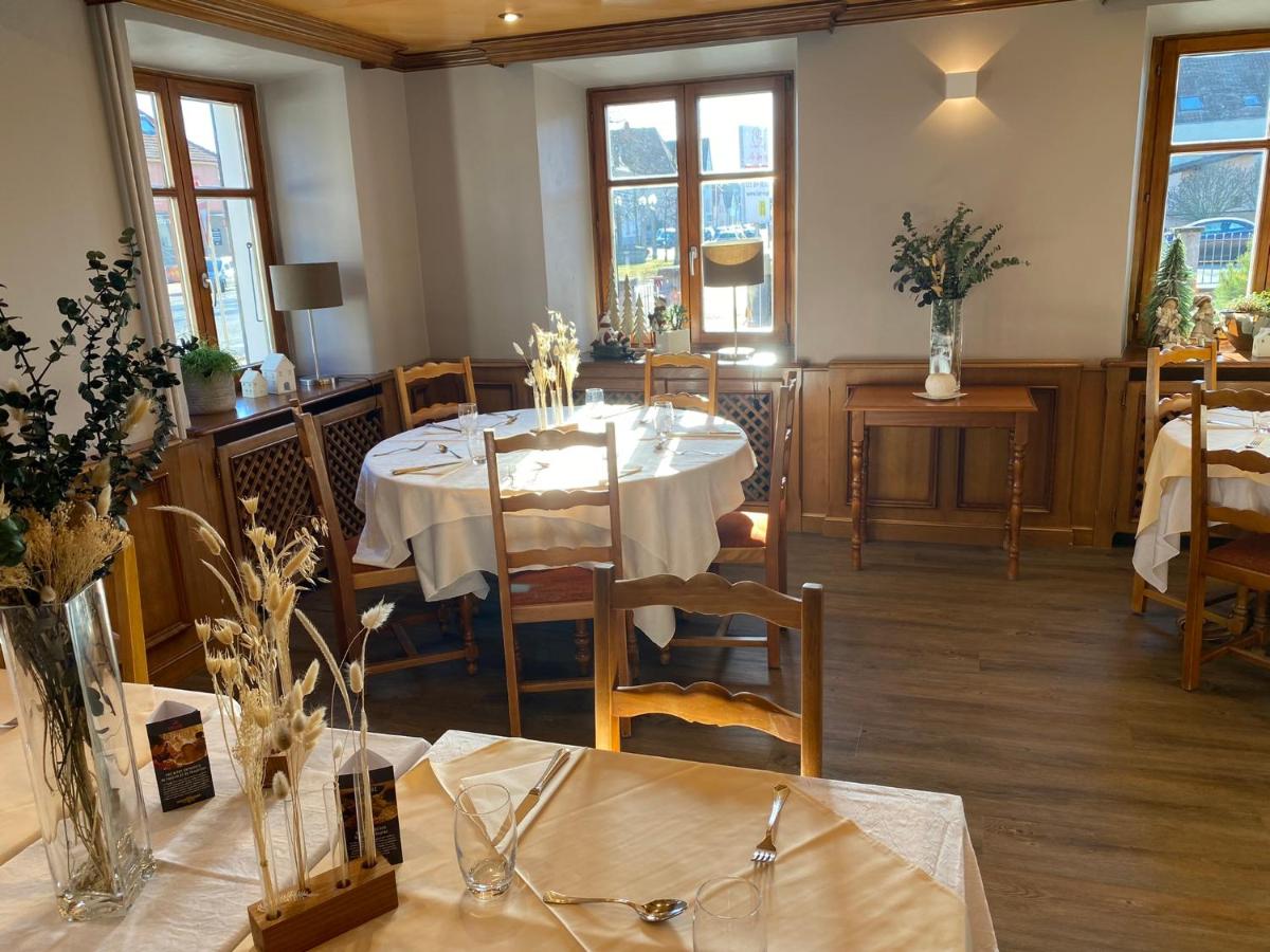Restaurant ou autre lieu de restauration dans l'établissement Logis Hôtel Restaurant Au Lion Rouge