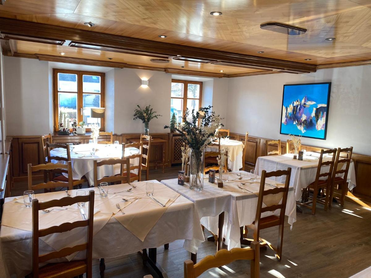 Télévision ou salle de divertissement dans l'établissement Logis Hôtel Restaurant Au Lion Rouge