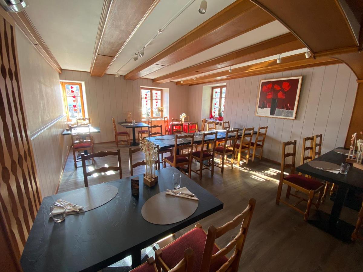 Restaurant ou autre lieu de restauration dans l'établissement Logis Hôtel Restaurant Au Lion Rouge