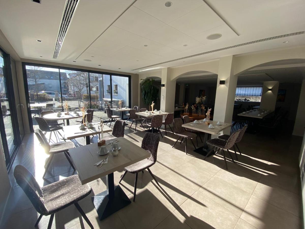 Restaurant ou autre lieu de restauration dans l'établissement Logis Hôtel Restaurant Au Lion Rouge