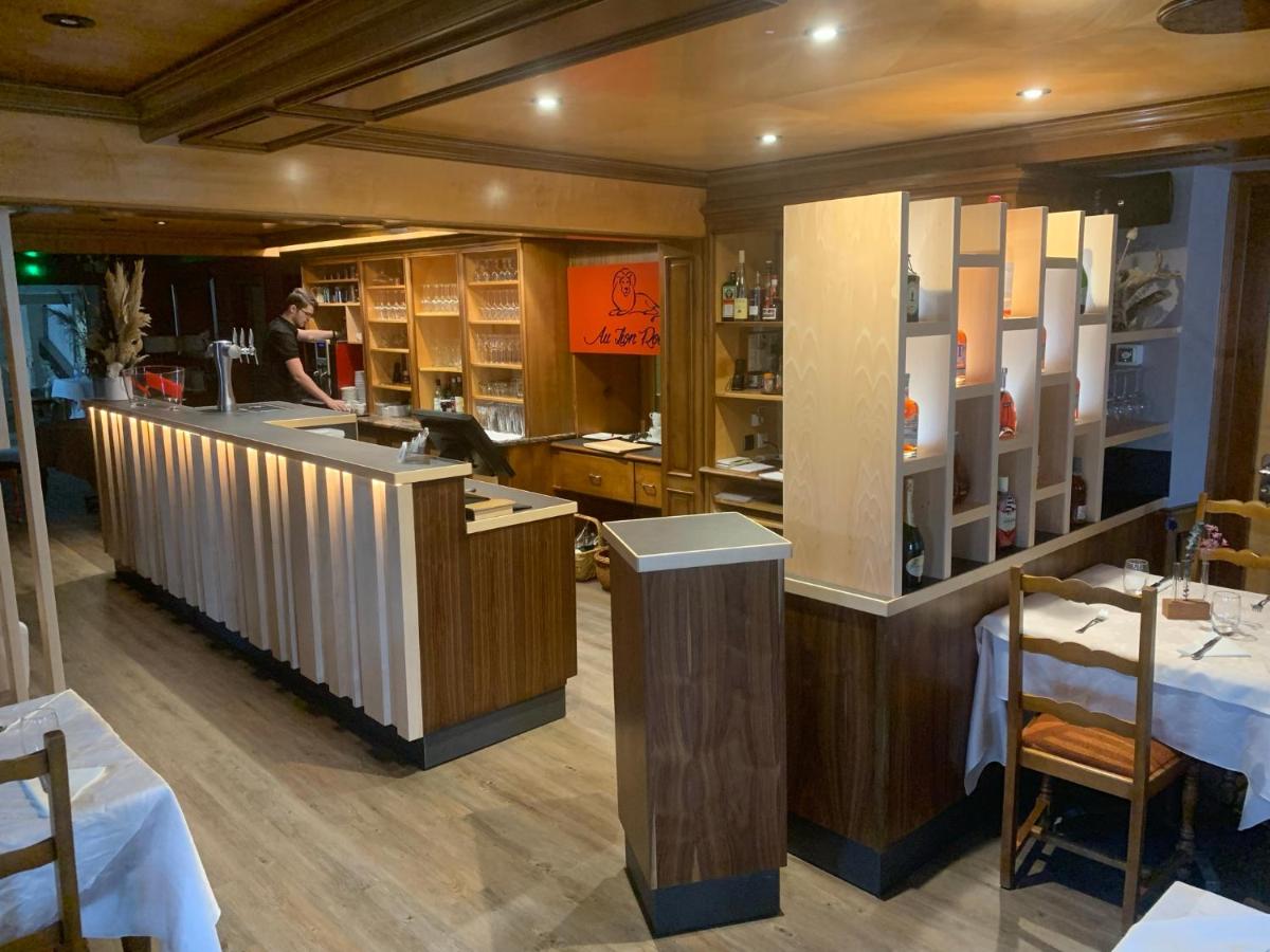 Restaurant ou autre lieu de restauration dans l'établissement Logis Hôtel Restaurant Au Lion Rouge