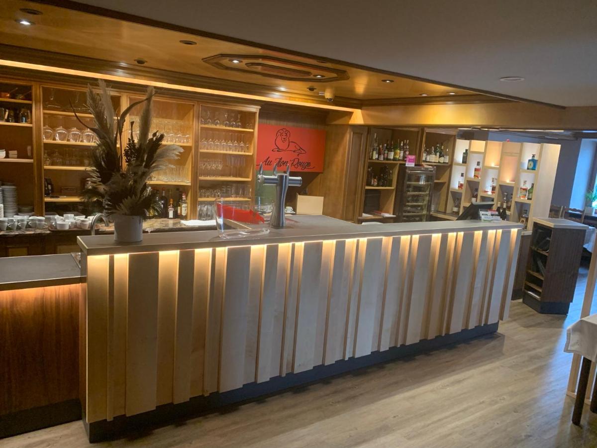 Salon ou bar de l'établissement Logis Hôtel Restaurant Au Lion Rouge