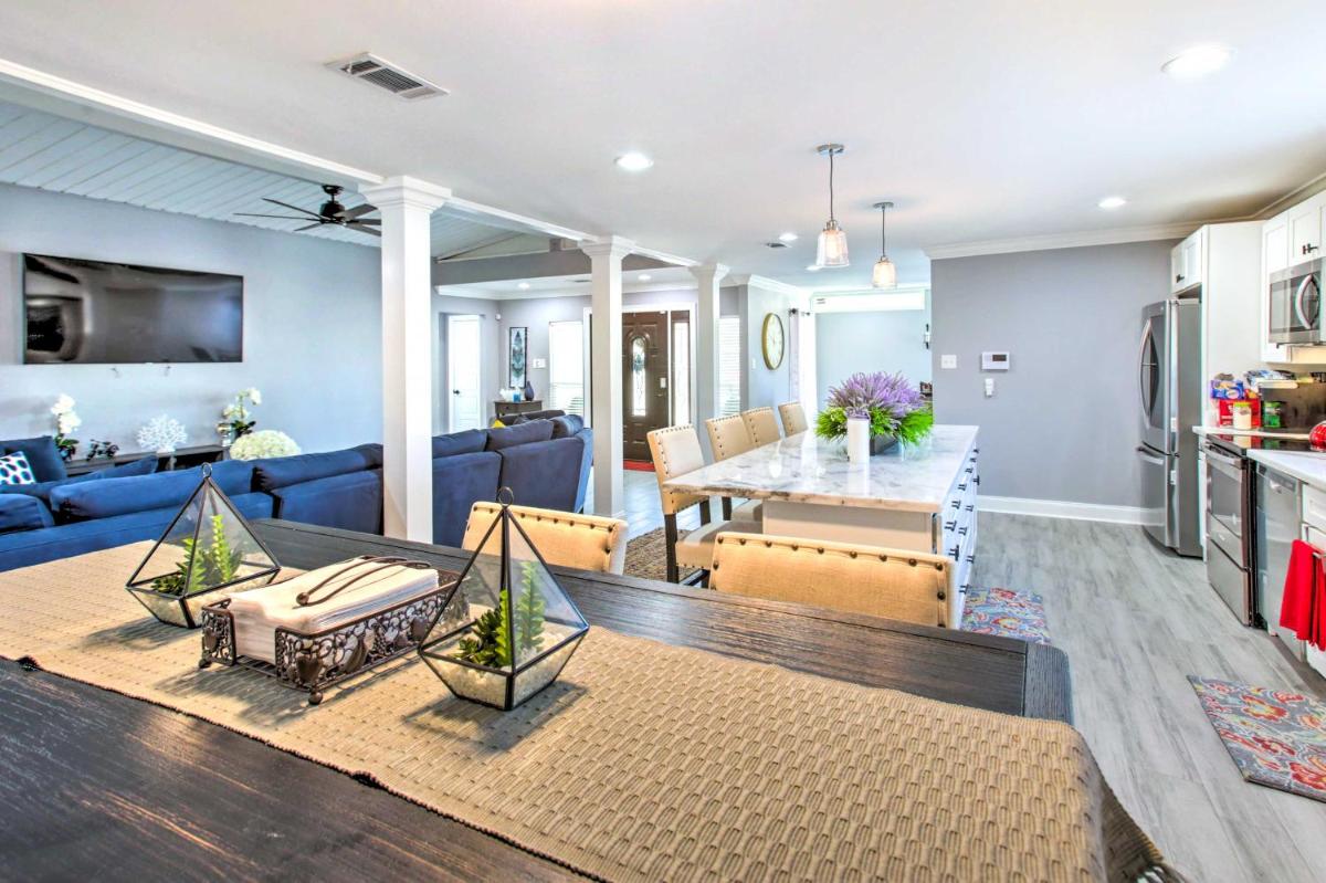 Vibrant Terrytown Home with Yard about 6 Mi to NOLA - Housity