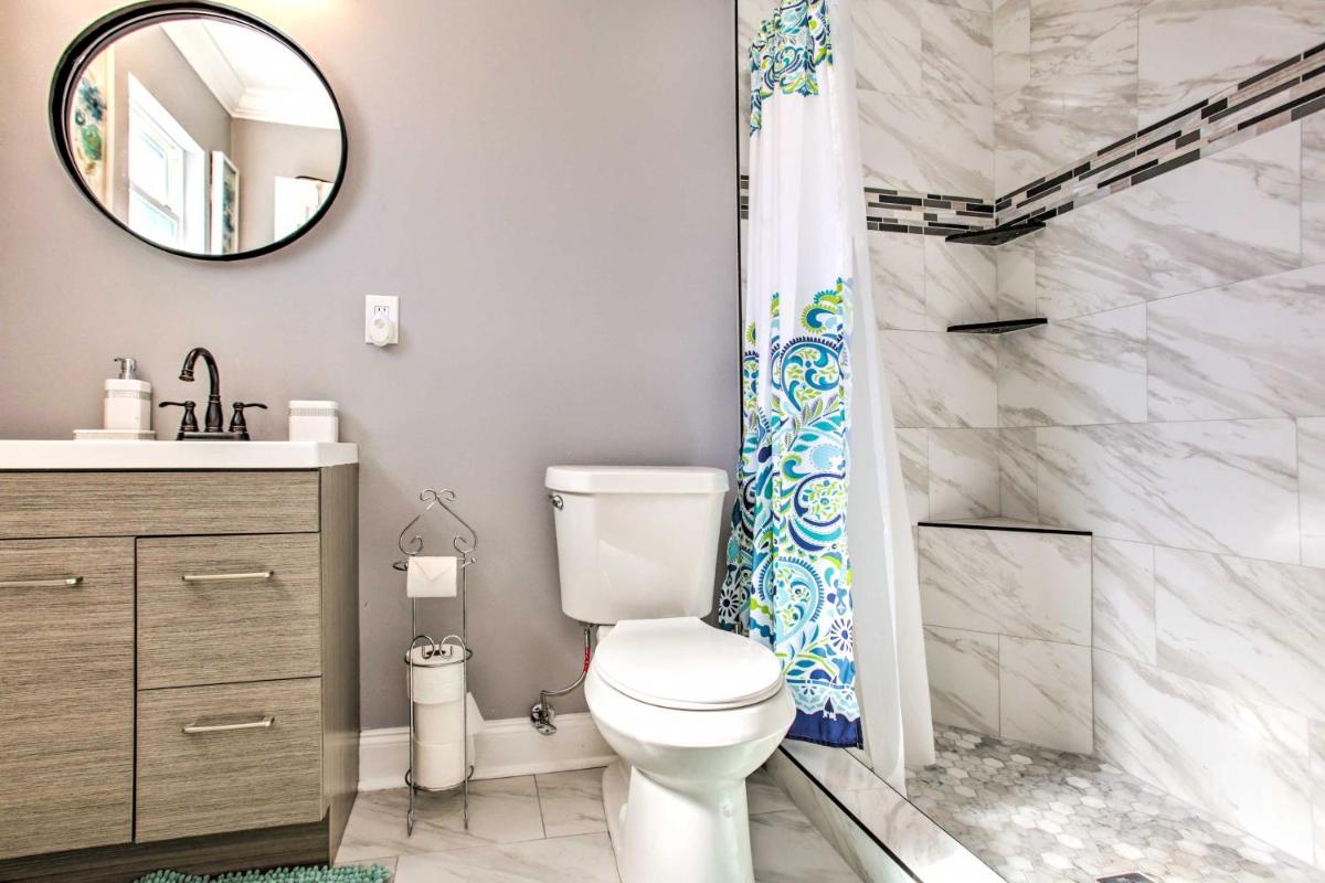 Vibrant Terrytown Home with Yard about 6 Mi to NOLA - Housity