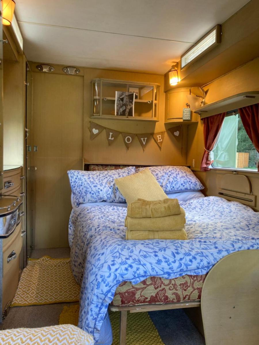 Classic 1969 Caravan, Pickering Meadow, few mins from High St, Steam Station - Housity