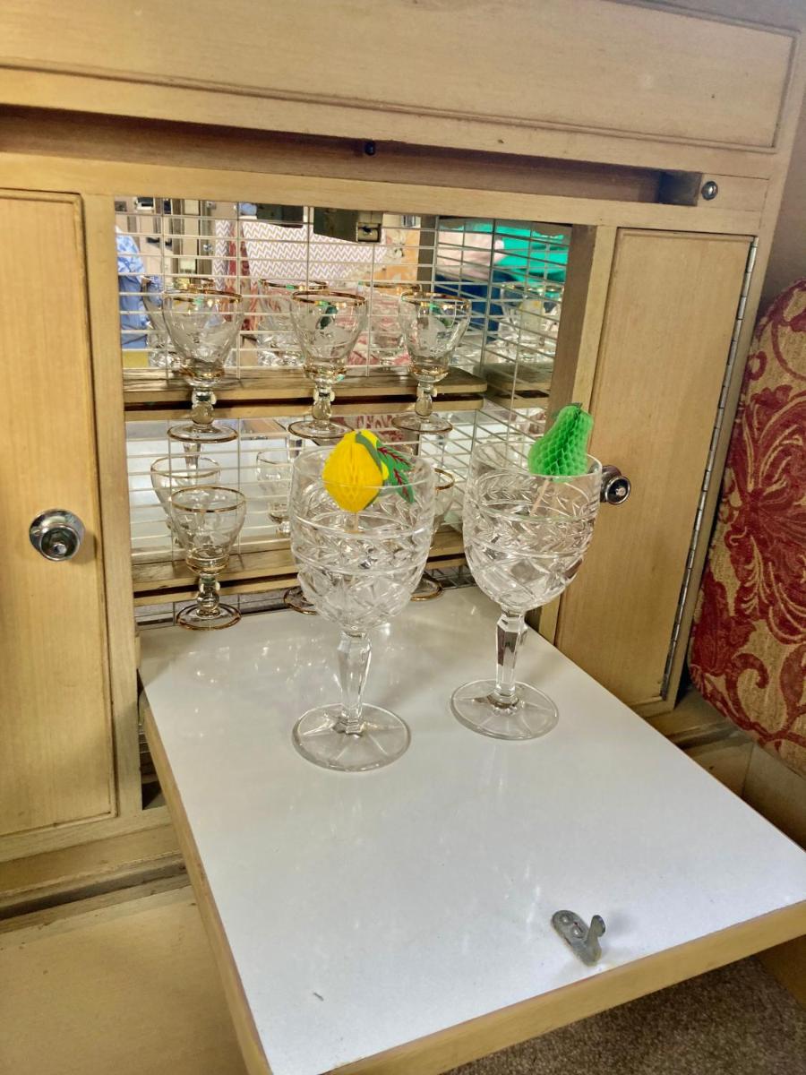 Classic 1969 Caravan, Pickering Meadow, few mins from High St, Steam Station - Housity