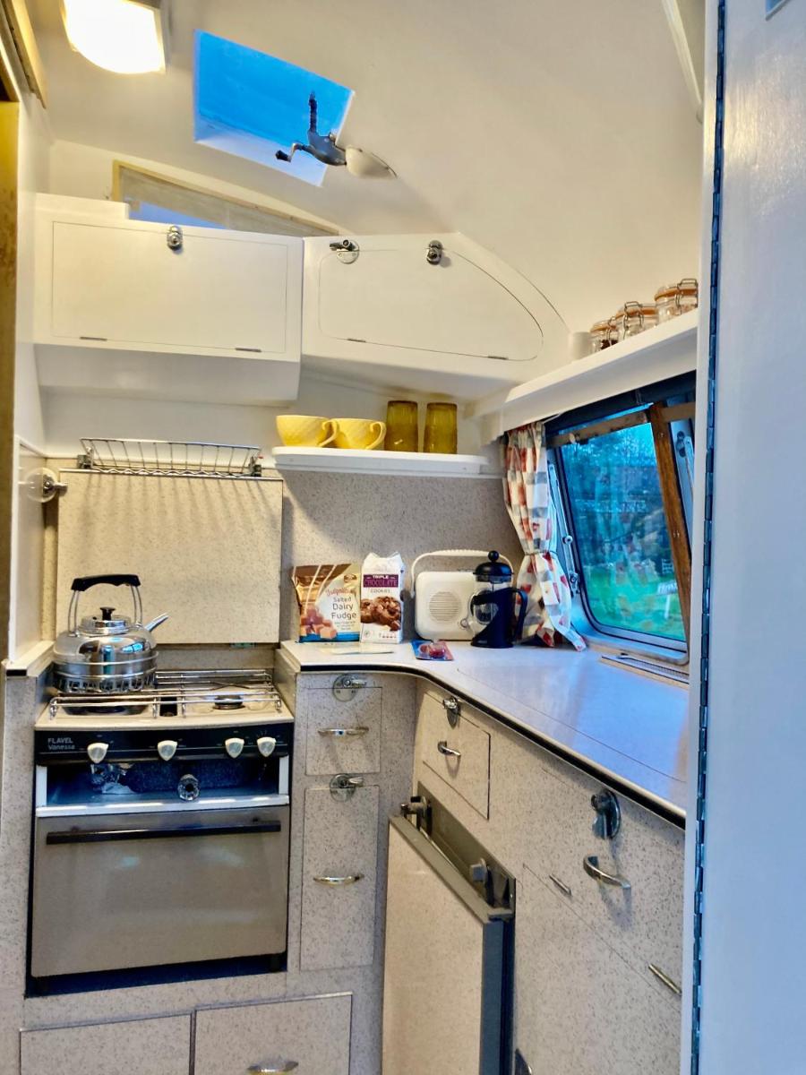 Classic 1969 Caravan, Pickering Meadow, few mins from High St, Steam Station - Housity