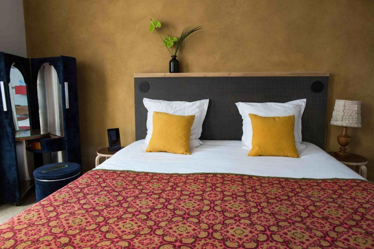 Un ou plusieurs lits dans un hébergement de l'établissement Hôtel La Nouvelle République & Hammam