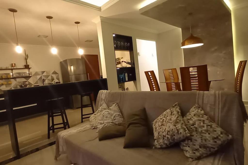 Casa INTEIRA-WIFI-AR split-Espaço PET e Gourmet-TV Ilimitada-03 carros-Até10 pessoas - Housity