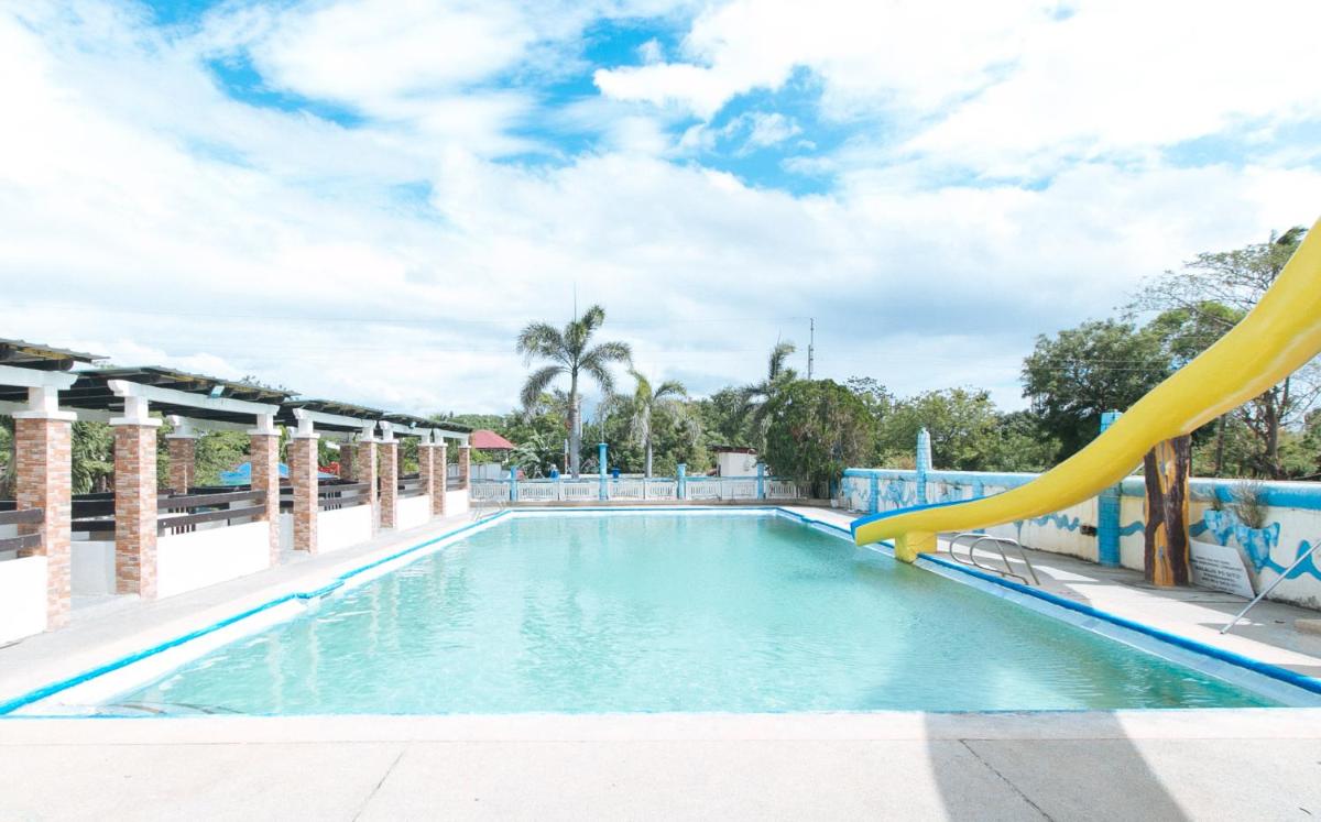 RedDoorz at Royal Grande Beach Resort Batangas - Housity