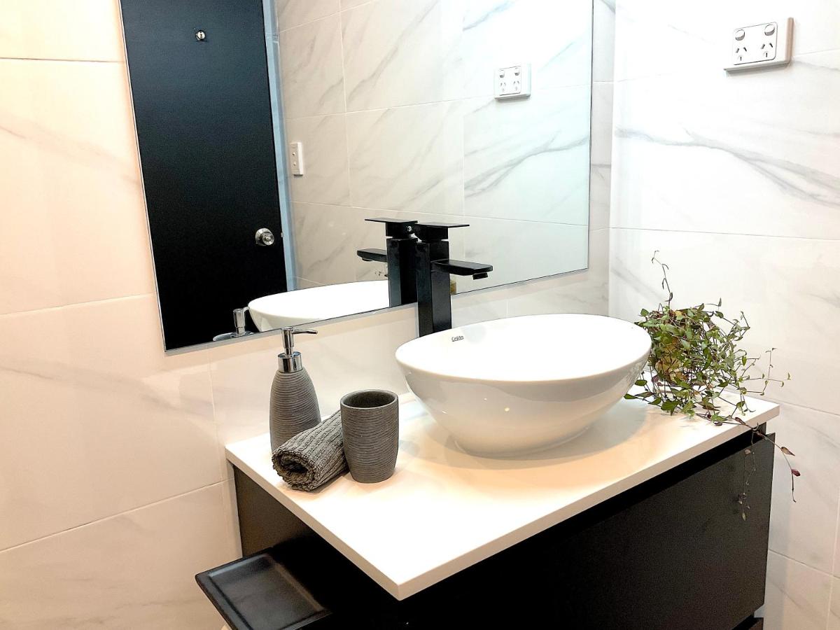 Suitetrails - Heart of Manly Apartment