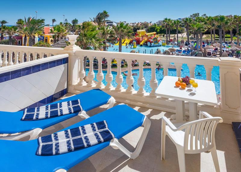 Un balcón o terraza de Mediterraneo Bay Hotel & Resort