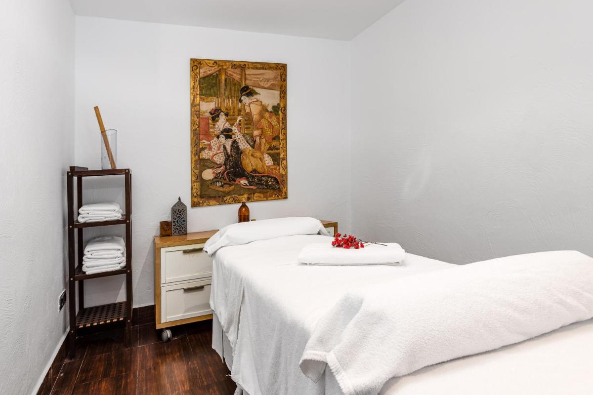 Cama o camas de una habitación en Daniya Denia Spa & Business 4*