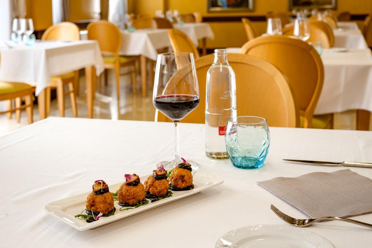 Comida en o cerca de este hotel