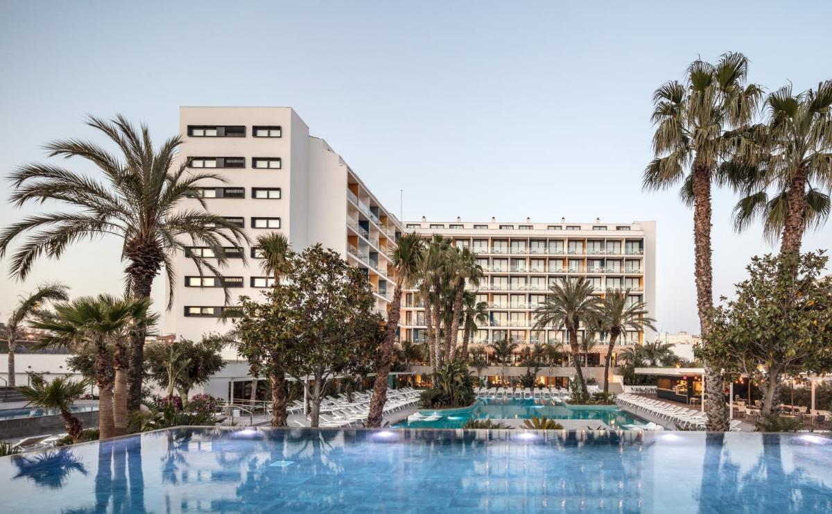 Una imagen de un hotel con piscina y palmeras. en AQUA Hotel Silhouette & Spa - Adults Only, en Malgrat de Mar Una imagen de un hotel con piscina y palmeras. en AQUA Hotel Silhouette & Spa - Adults Only, en Malgrat de Mar