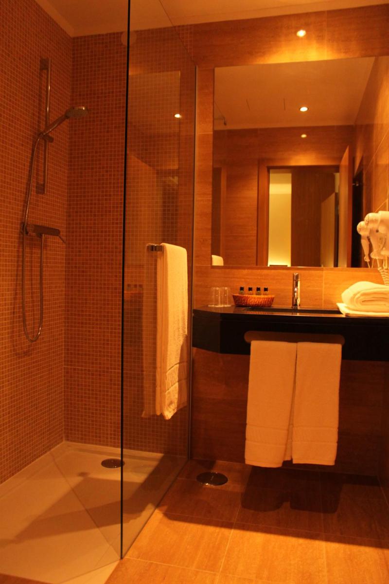 Uma casa de banho em Hotel O Gato & Spa