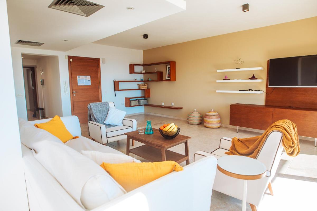 Amathus suite with sea view - Housity