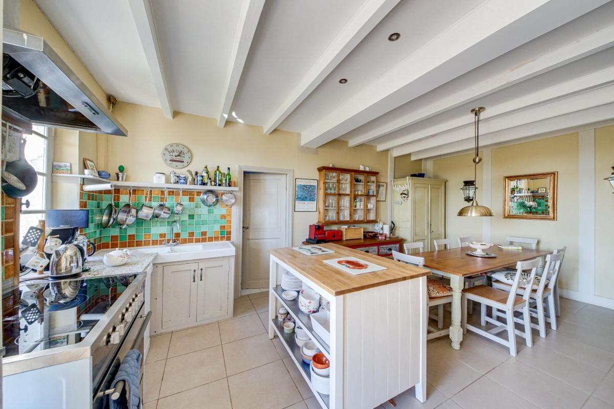 Idyllic retreat amid the vines with its own pool - Housity