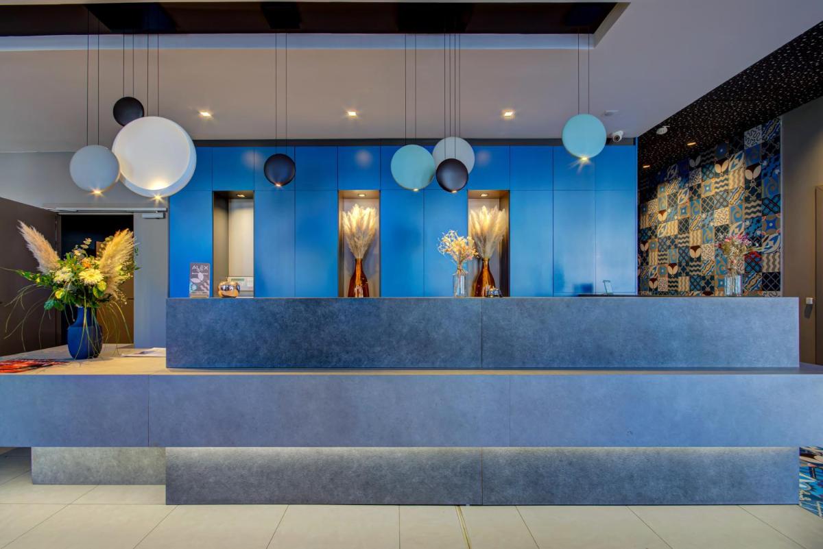un hall bleu avec un comptoir bleu et des ballons dans l'établissement Alex Hotel & Spa, à Marseille 108 autres photos