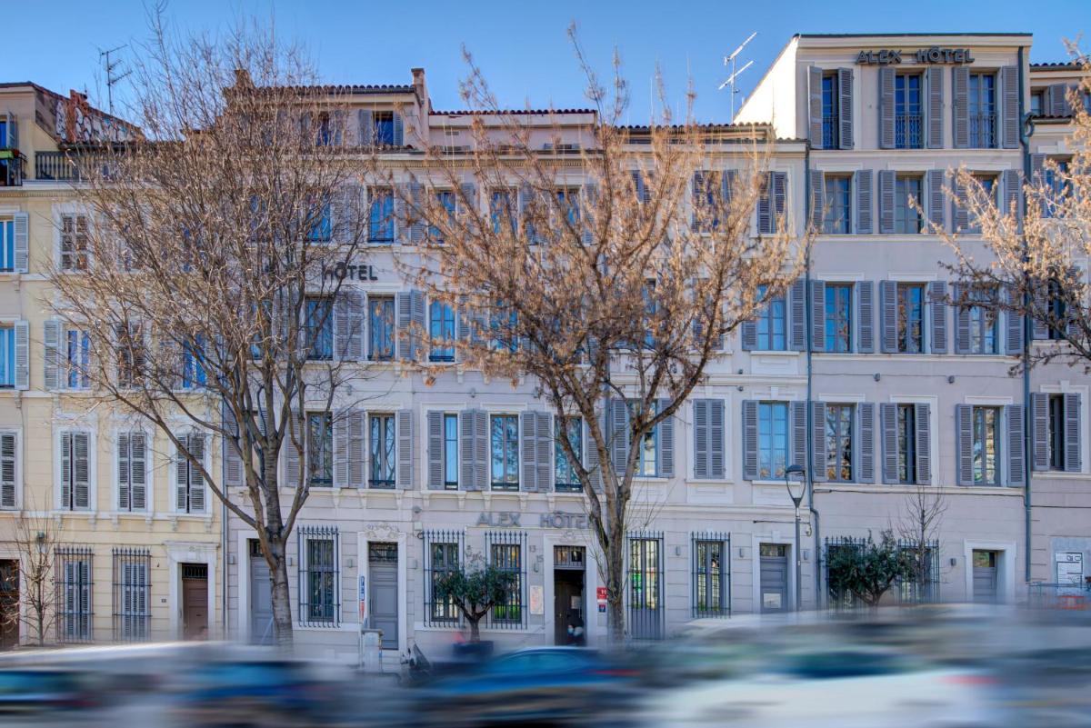 un bâtiment avec des arbres devant dans l'établissement Alex Hotel & Spa, à Marseille
