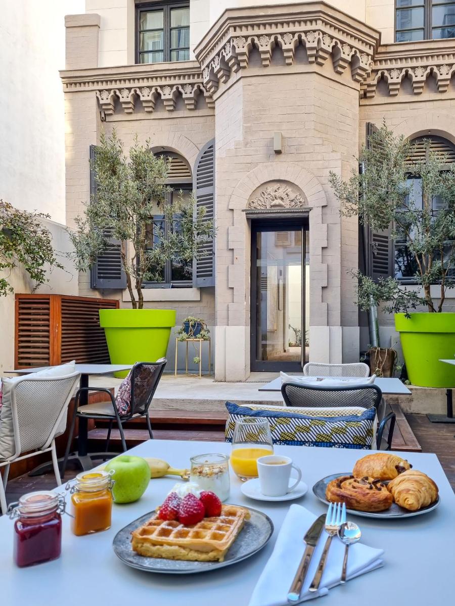 - une table avec des gaufres et des fruits dans l'établissement Alex Hotel & Spa, à Marseille