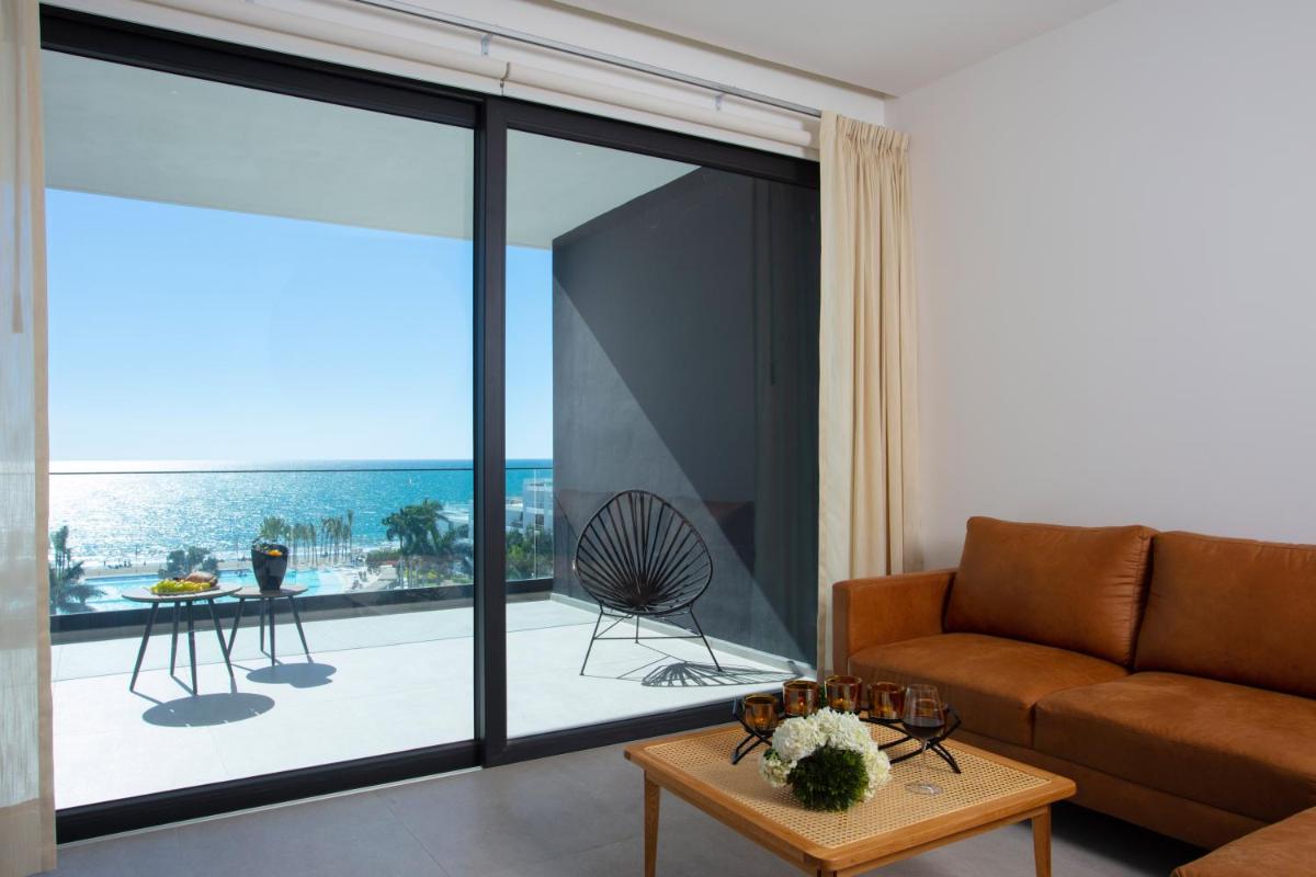 Blue view beauty!  condo with large private terrace - Housity