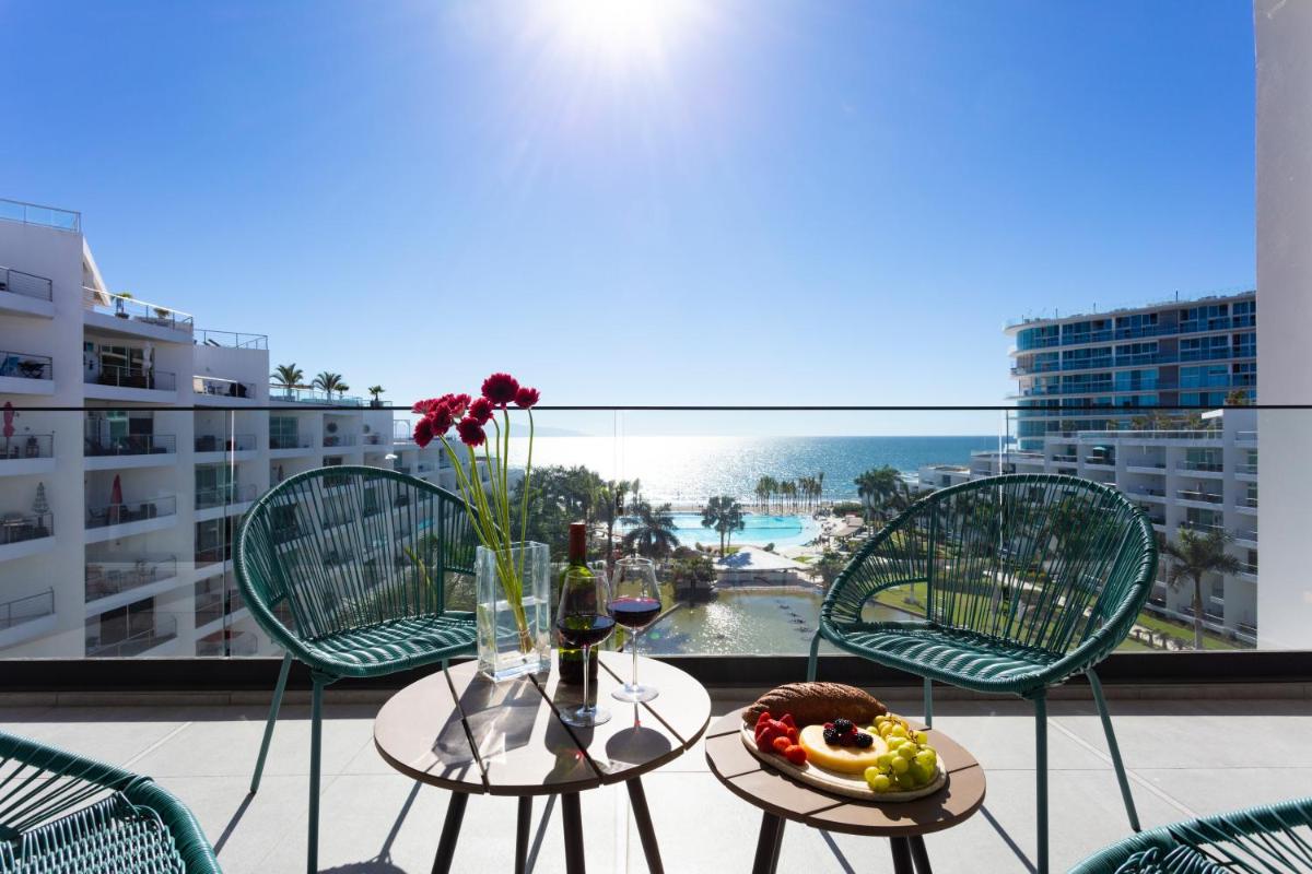 Blue view beauty!  condo with large private terrace - Housity
