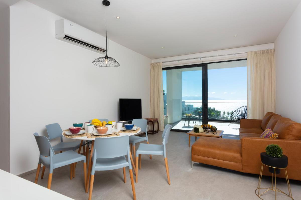 Blue view beauty!  condo with large private terrace - Housity