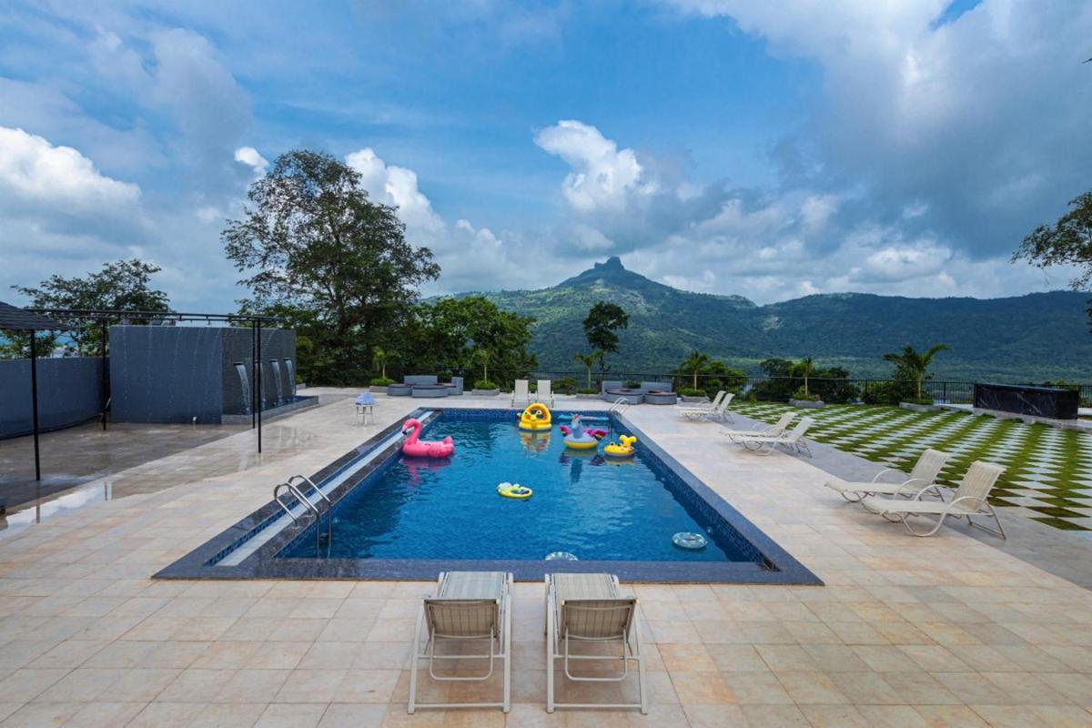 SaffronStays Sundowner by the Lake, Karjat - party-perfect pool villa with rain dance and cricket turf - Hizvo