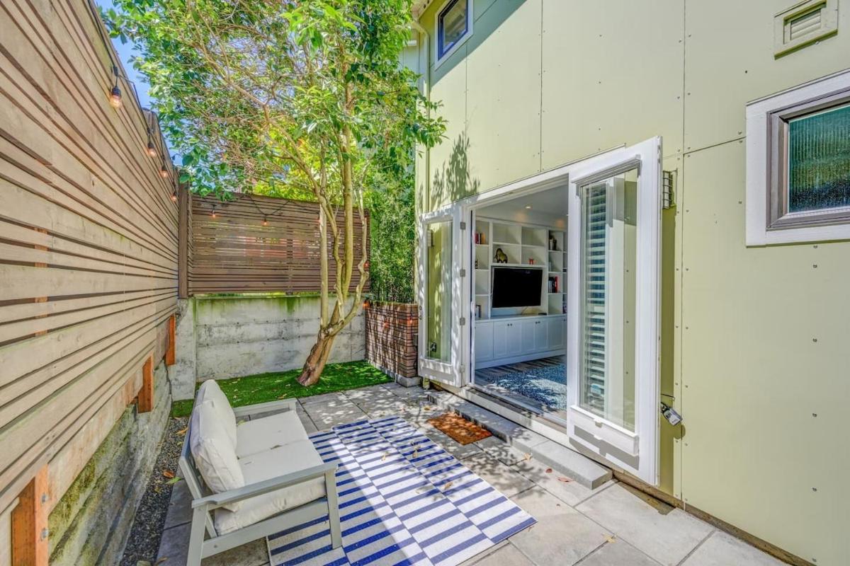5 Min to Downtown Seattle! 3BR & 2BA Cozy Townhome townhouse - Housity