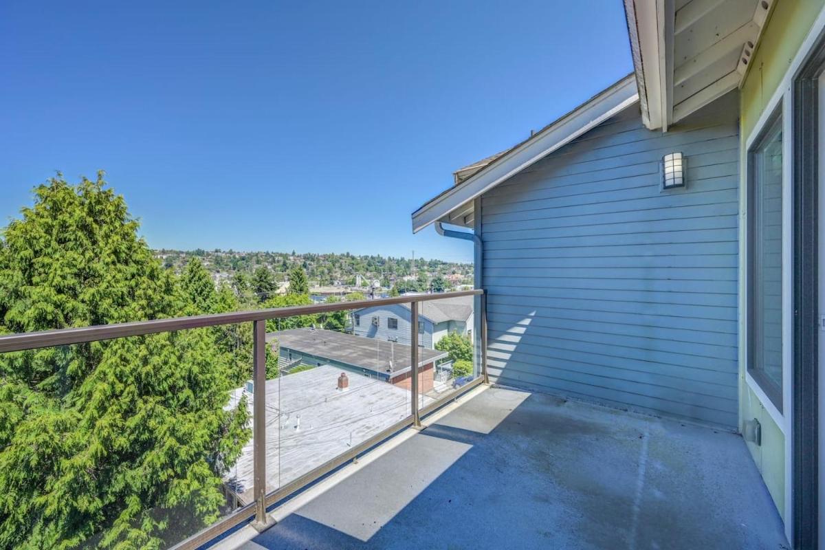 5 Min to Downtown Seattle! 3BR & 2BA Cozy Townhome townhouse - Housity