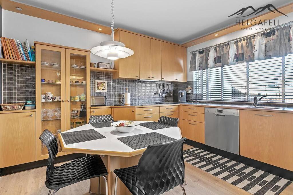 Suitetrails - Modern and spacious house in Seltjarnarnes.