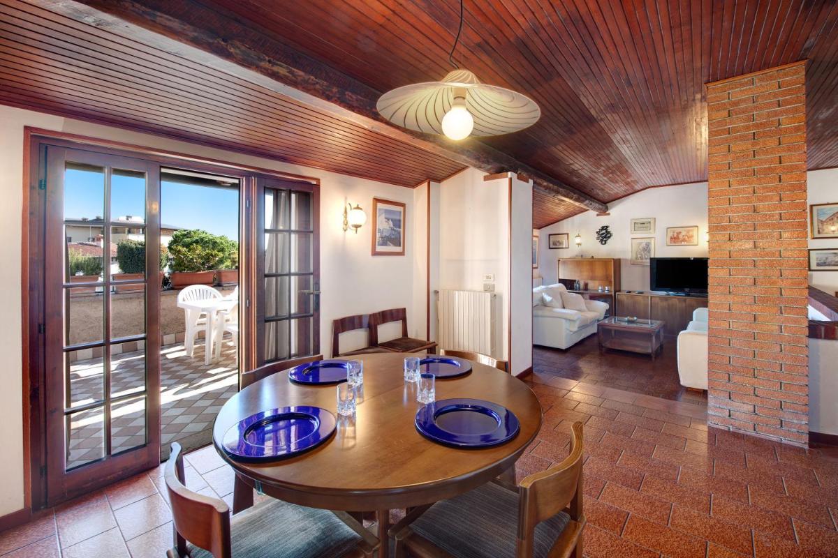 Lake View Apartment - Housity