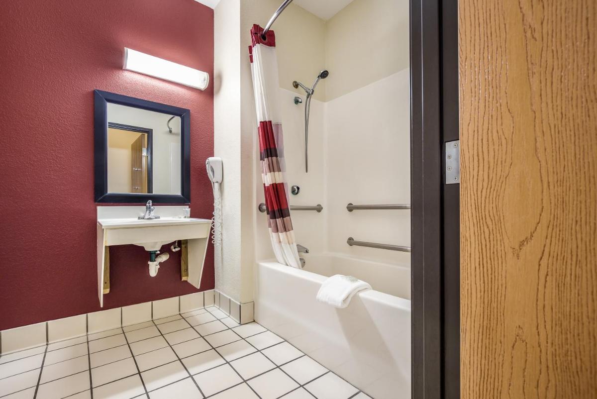 Red Roof Inn St Louis - Troy, IL - Housity