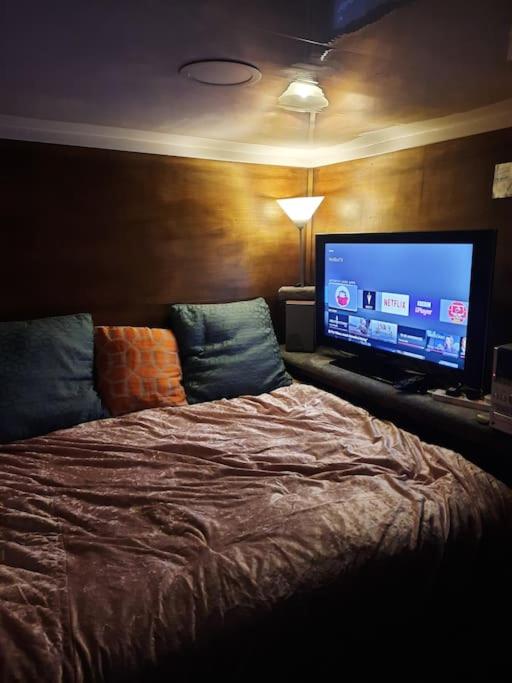 Adorable private suite with free street parking - Housity