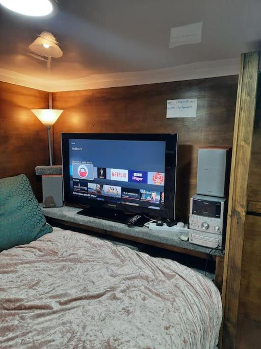 Adorable private suite with free street parking - Housity