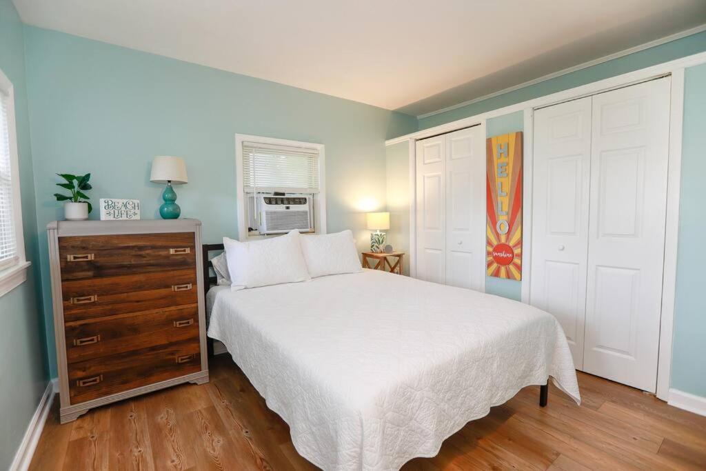 Sunny Cottage at Ocean View Beach Norfolk - Housity
