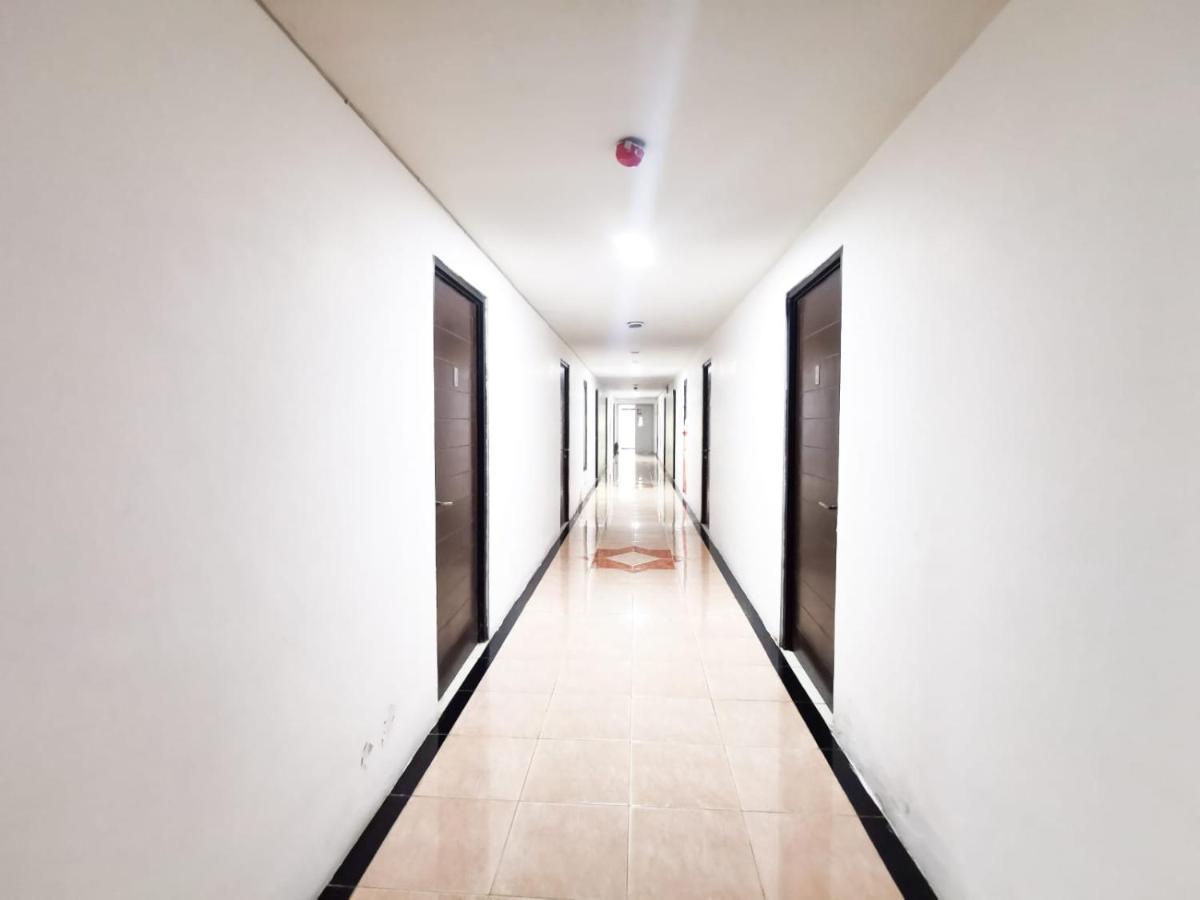 Comfort Room at AWS Apartment by Jeeva - Housity