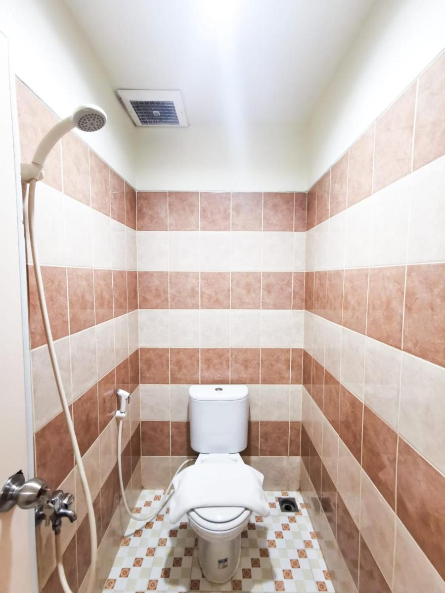 Comfort Room at AWS Apartment by Jeeva - Housity