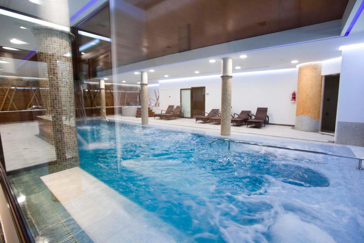 Piscina en o cerca de Hospes Palacio de Arenales & Spa