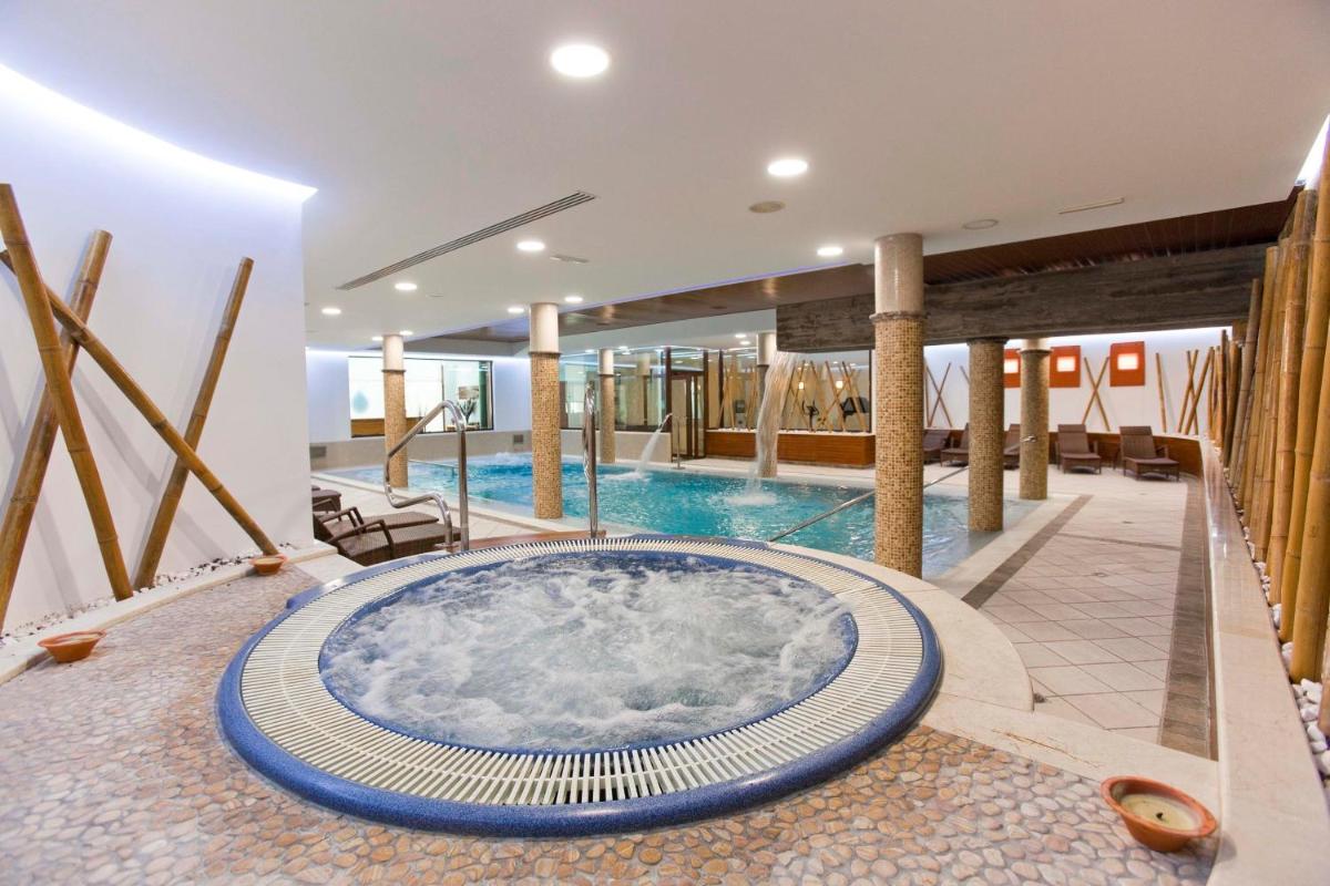 Piscina en o cerca de Hospes Palacio de Arenales & Spa