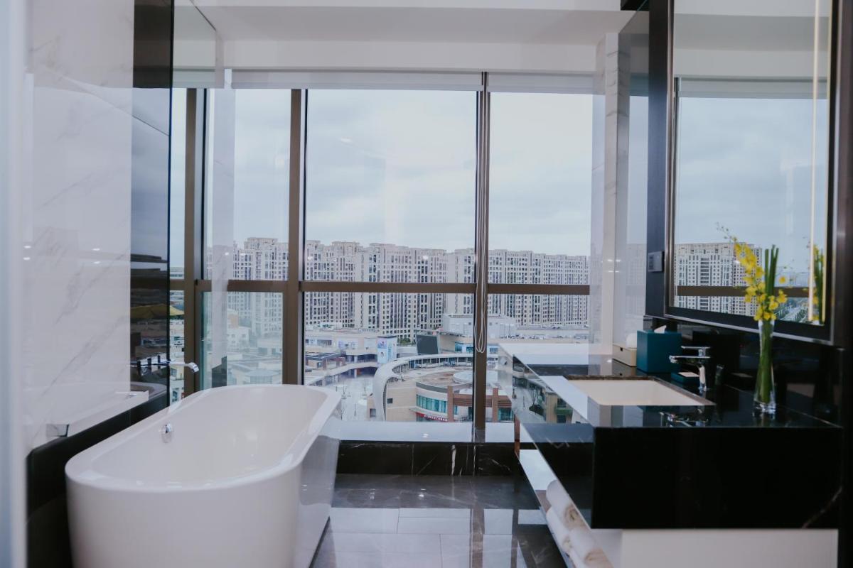 Hyatt Centric Lakeside Ningbo - Housity