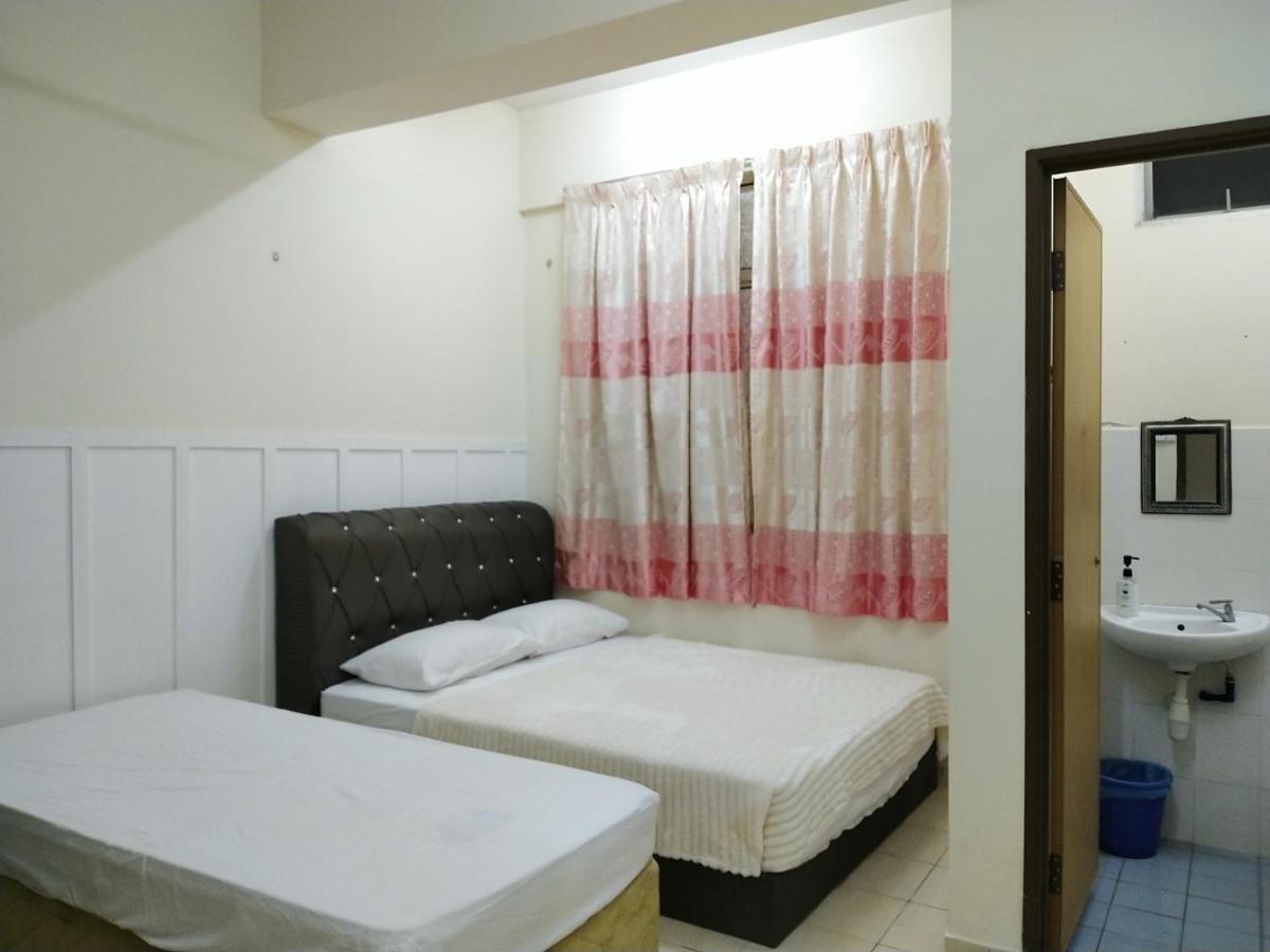 Homestay Kuala Terengganu near Batu Burok, Hospital HSNZ, KTCC Mall, Drawbridge B - Housity