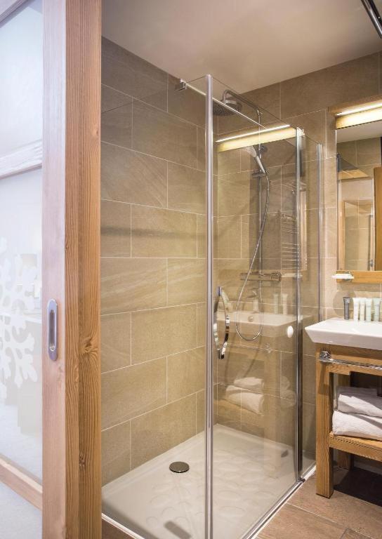 Salle de bains dans l'établissement Hôtel Saint Charles Val Cenis