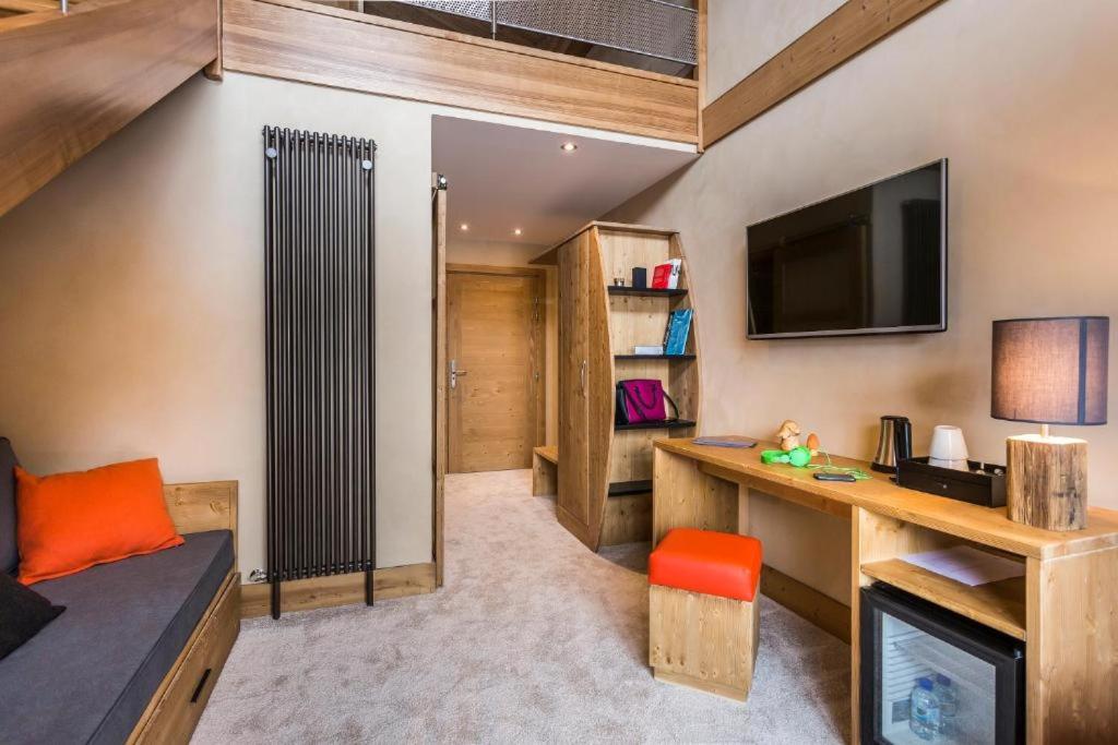 Télévision ou salle de divertissement dans l'établissement Hôtel Saint Charles Val Cenis