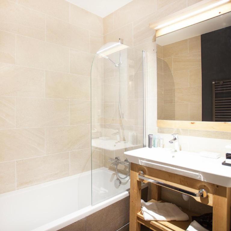 Salle de bains dans l'établissement Hôtel Saint Charles Val Cenis